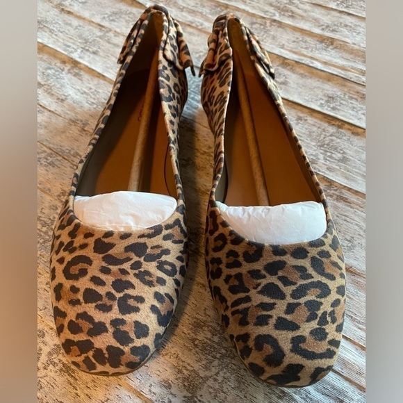 NEW including the Box!  Bernardo Eloisa Sand Cheetah Vegan Suede Bow Flat 11 M - Picture 3 of 13